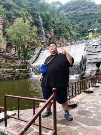 心情不好就狂吃 男子8年胖到250公斤“躺睡会窒息”