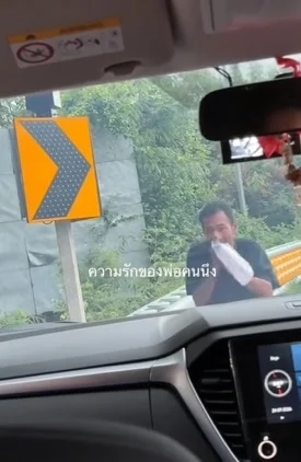 怀揣50铢徒步跨府寻子 泰戒毒父寺庙与子重逢相拥痛哭