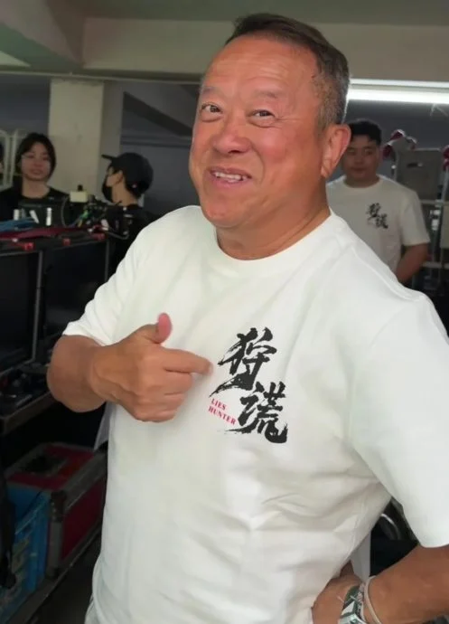 成毅新剧香港开镜曾志伟全程陪同 袁咏仪延迟进组未现身