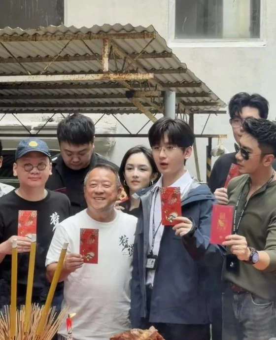 成毅新剧香港开镜曾志伟全程陪同 袁咏仪延迟进组未现身