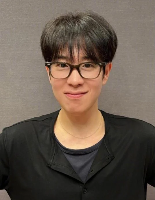 才演《铁拳教育》爆红 P.O济州岛被撞伤势曝光