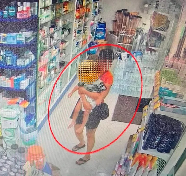 抱婴泰妇街头遭中国女子突袭! 泰网民暴怒:把她驱逐出境