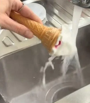 拒绝熔化的雪糕! 热水冲洗近1分钟才溶解