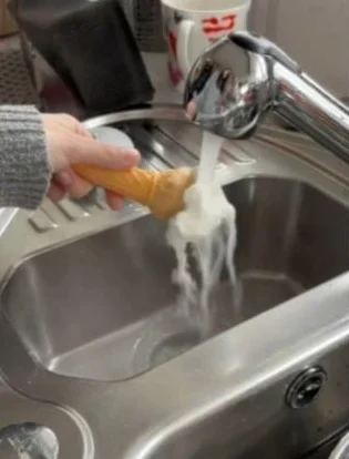 拒绝熔化的雪糕! 热水冲洗近1分钟才溶解