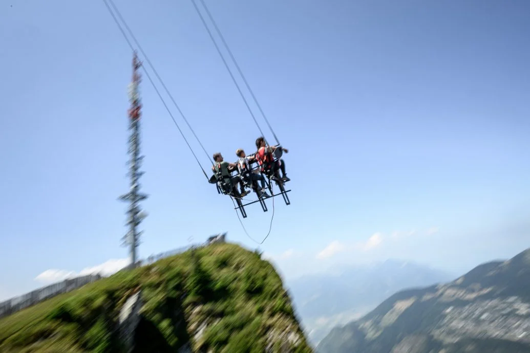 拚图)瑞士阿尔卑斯山顶荡秋千 吸引游客夏季访滑雪村