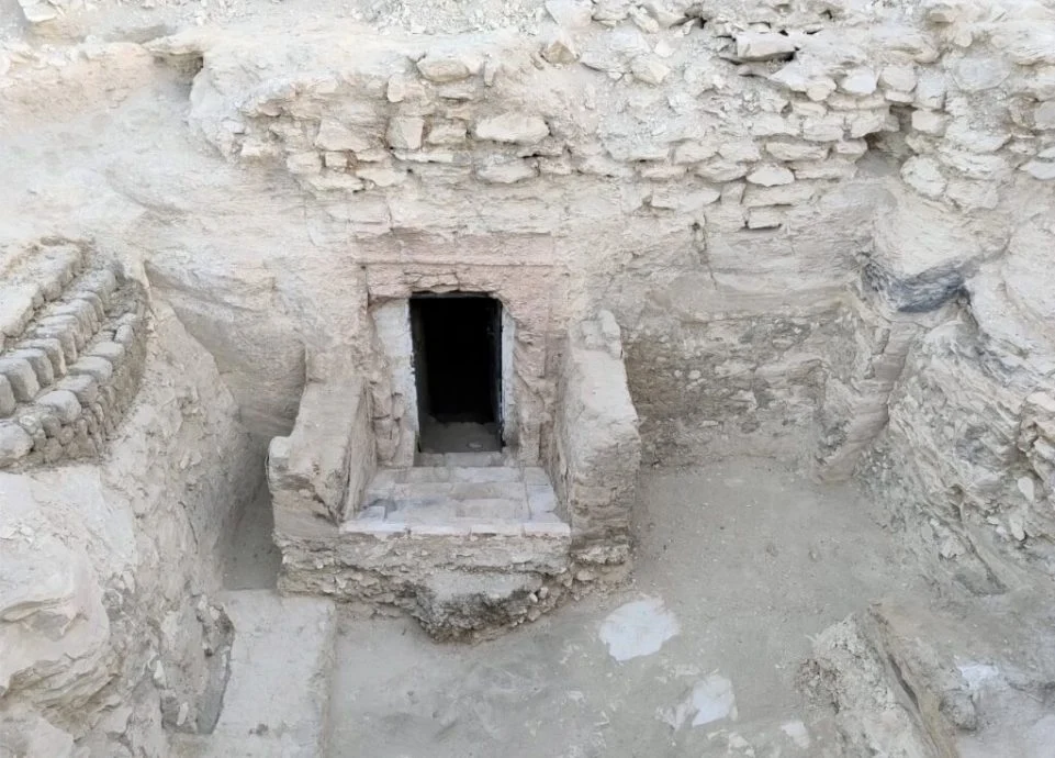 拼盘 荷兰考古队发掘埃及南部古墓 估逾3000年历史
