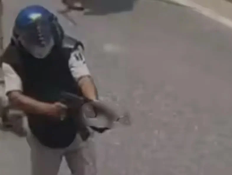 持AK-47步枪开枪震慑学生 印度警察被停职
