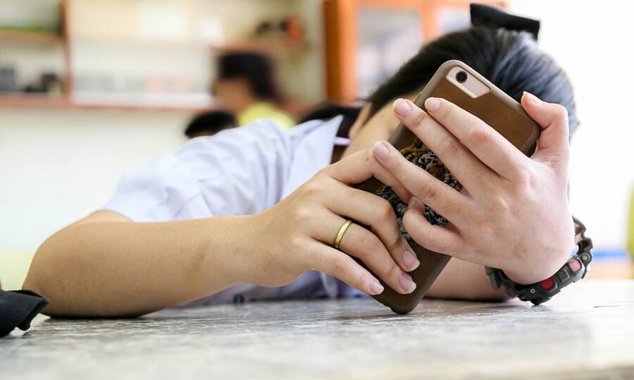 捷克或2027年校园禁用手机 反对者吁教导善用科技