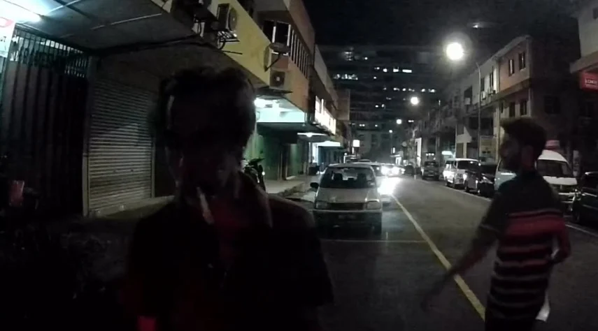 接送儿子遇外籍男强开后备箱箱 可疑行径被质疑后竟声称“这是我的车!”