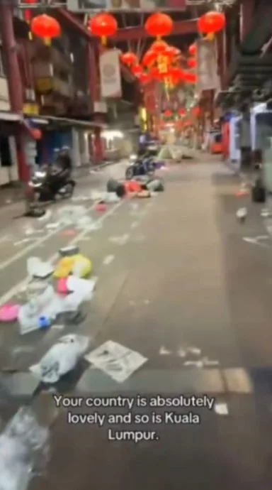 收摊后满地垃圾鼠患成灾 外国游客曝光茨厂街恶劣卫生状况