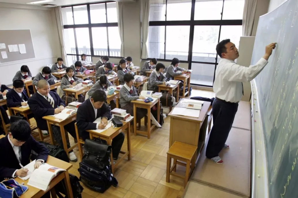 教师偷拍案频发 日本多地禁带手机入校