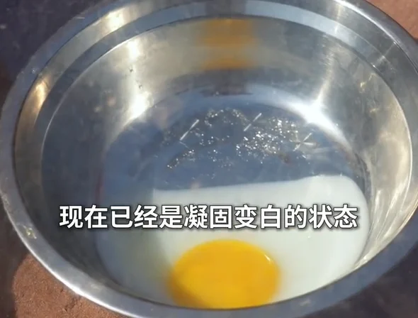 新疆吐鲁番地表达“83度”! 水泼石头上瞬间蒸发、蛋被烤熟