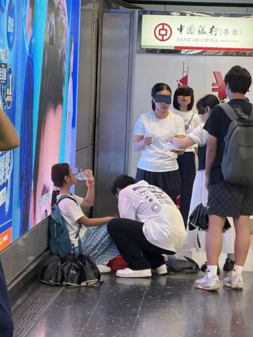 旁若无人被轰缺公德心 地铁站就地吃榴梿!