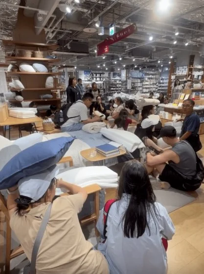 无印良品店员临危不乱 派靠垫护客疏散获网民激赞