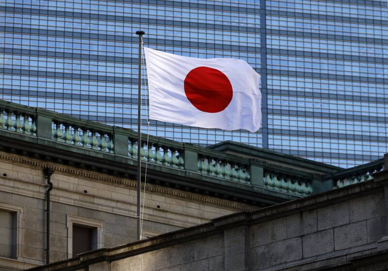 日本国会通过国旗损坏罪最重关两年 皇室典范修法也过关