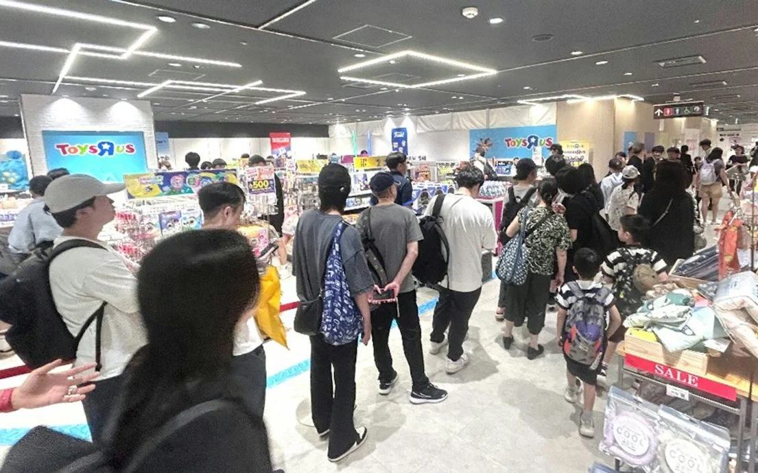 日本推“大人专属”玩具反斗城 百人排队抢逛 首日营收狂飙386%