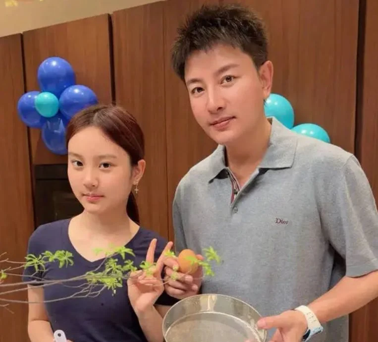 昔出轨身败名裂沦无戏可拍 李小璐自嘲“恋爱脑”公开喊话求工作