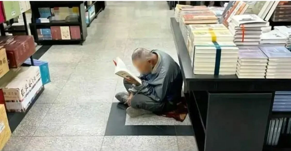 暖势力 杭州流浪汉进图书馆看书遭投诉 馆方18年前神回复网民盛赞再揭动人故事