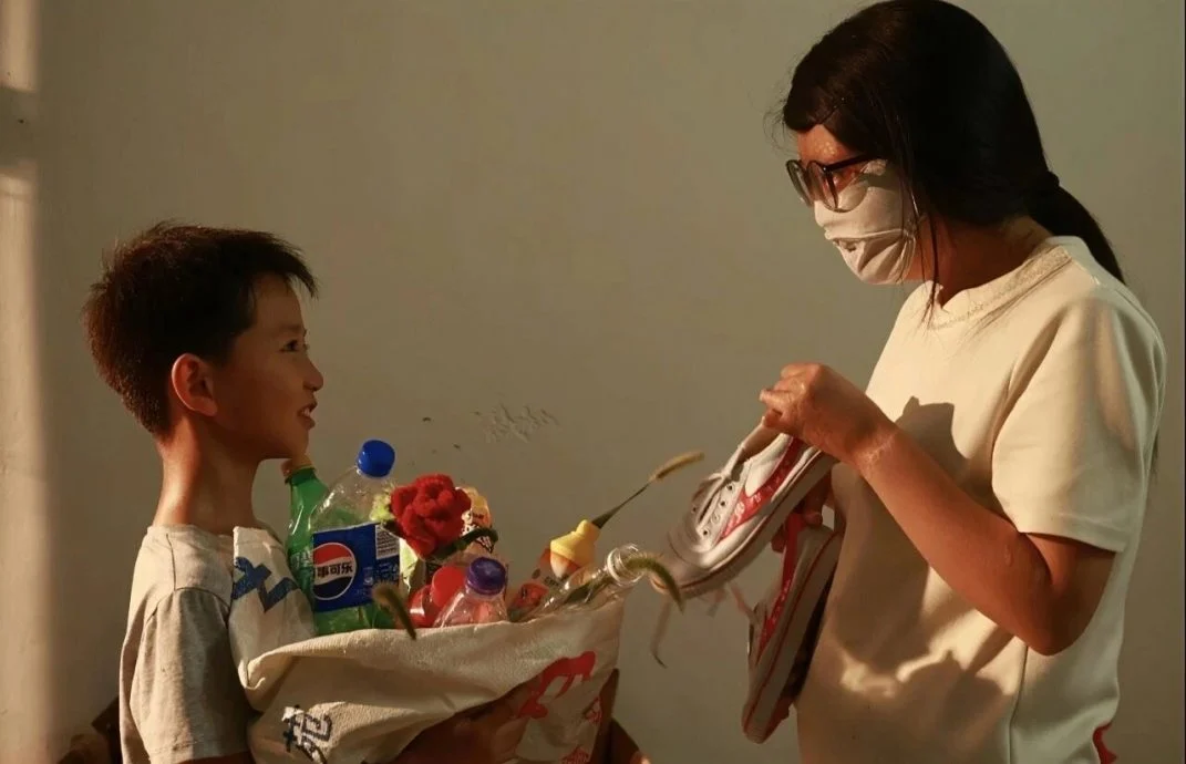 暖势力/女主持烧伤毁容离婚后靠收废品养家!8岁儿子拿废品袋喊话:“水瓶纸箱请留给我妈妈”