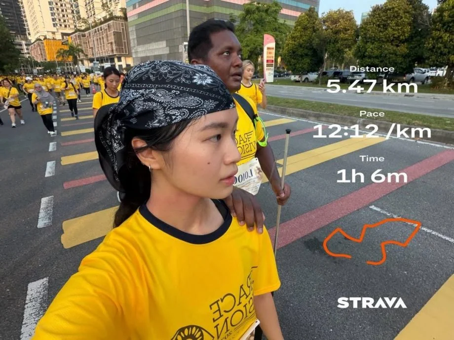 暖势力/5公里路程不孤单 女子牵引失明者完成公益赛