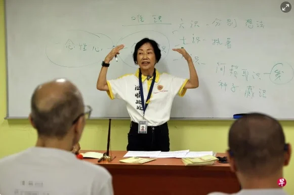 暖势力:七旬义工风雨无阻15载 每周搭地铁巴士到监狱感化囚徒