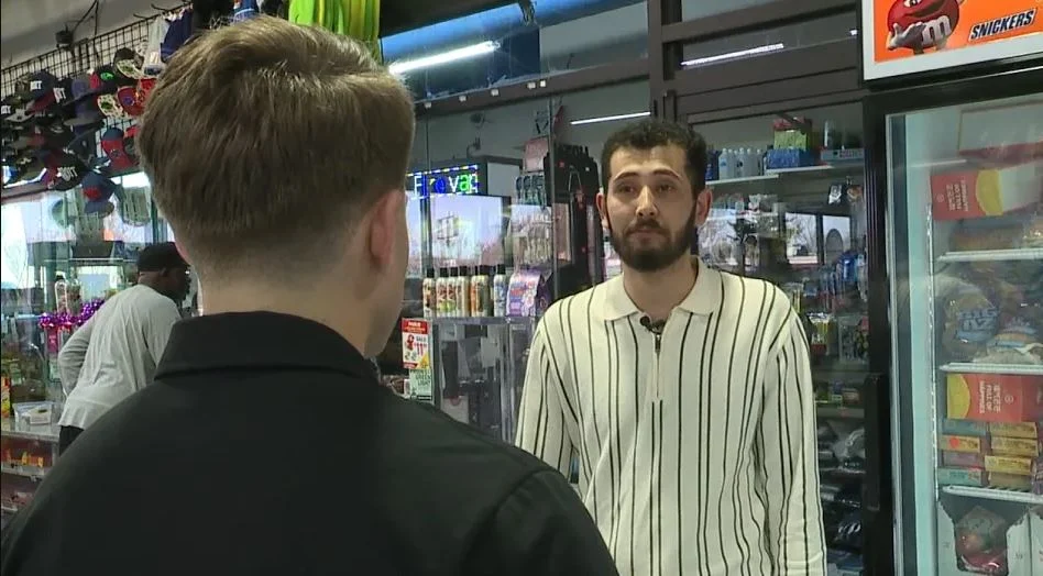 暖势力|少女结帐时突做“救命”嘴型! 店员机警秒冲出柜台救人