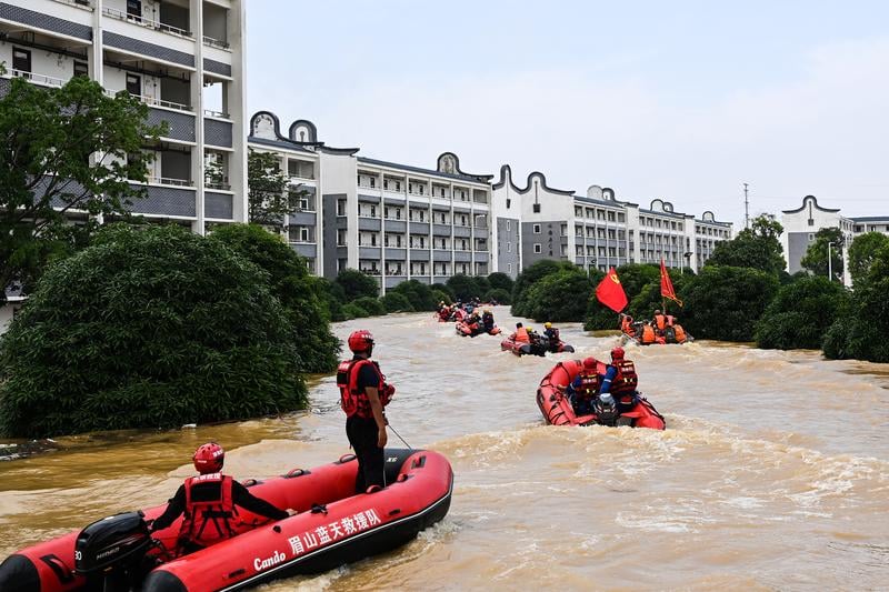 有视频∕广西洪灾逾万师生被困 “救援航母”出动 学生激动落泪