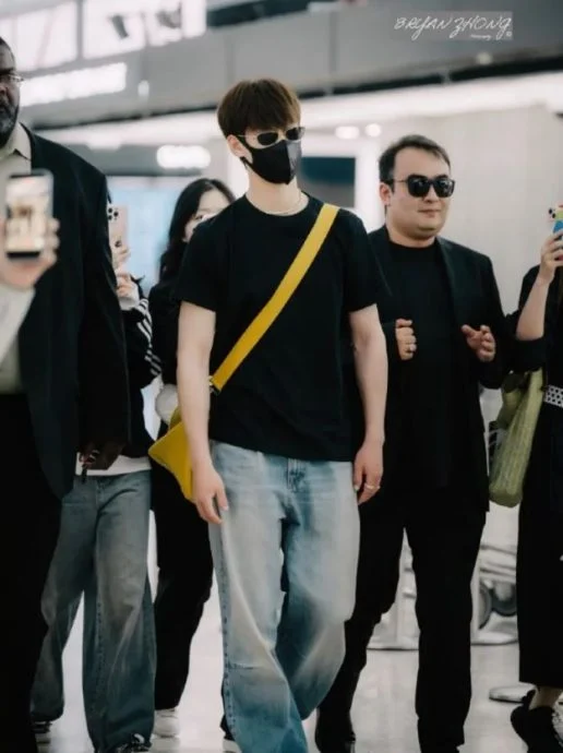 机场被围把行李箱当桌子 李昀锐开起签名会圈粉