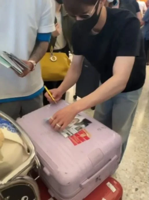 机场被围把行李箱当桌子 李昀锐开起签名会圈粉