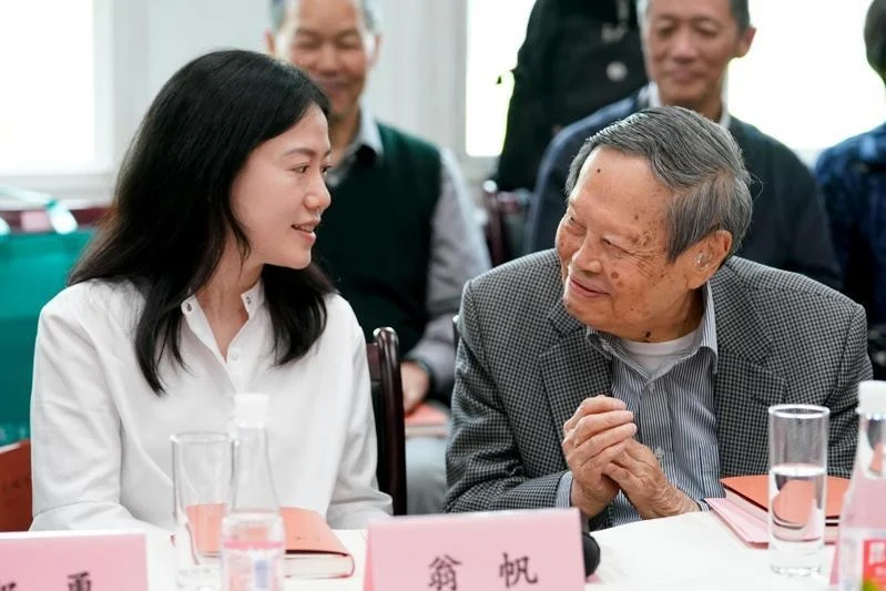 杨振宁遗孀翁帆中国八一建军节前赴新疆看望老兵