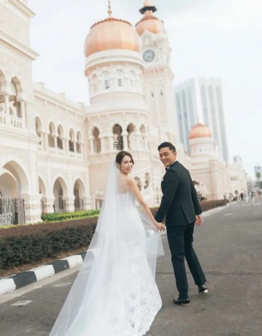 杨明庄思明吉隆坡结婚照曝光 大钟楼见证浪漫幸福时刻