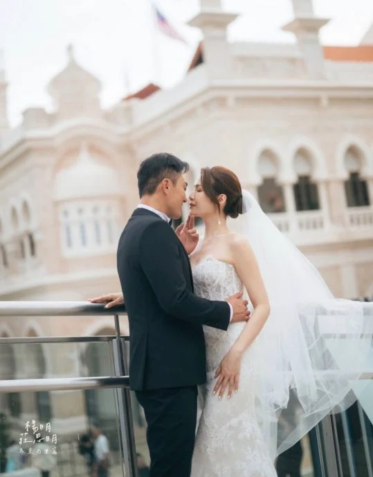 杨明庄思明吉隆坡结婚照曝光 大钟楼见证浪漫幸福时刻