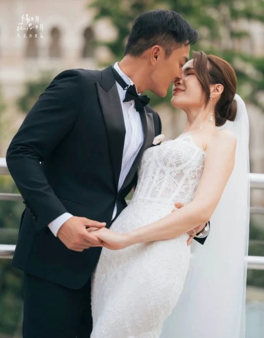 杨明庄思明吉隆坡结婚照曝光 大钟楼见证浪漫幸福时刻