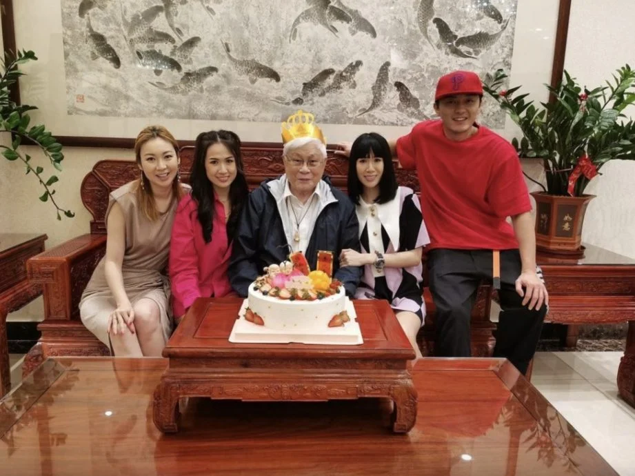 杨明街头被捕获拍婚礼MV 重演单膝下跪求婚庄思明