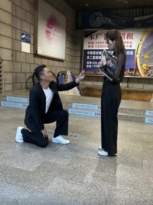 杨明街头被捕获拍婚礼MV 重演单膝下跪求婚庄思明