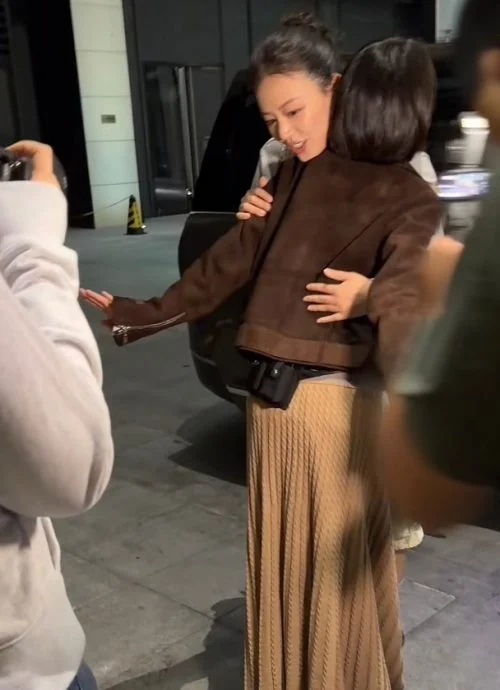林依晨产后首战中国真人秀 陈可辛“送考”吴君如机场甜蜜相拥