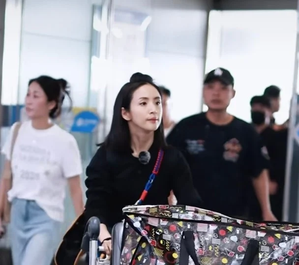 林依晨产后首战中国真人秀 陈可辛“送考”吴君如机场甜蜜相拥