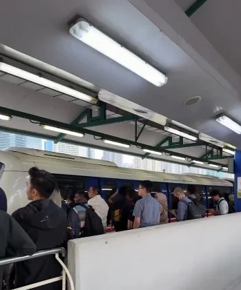 格拉那再也线早高峰混乱!列车频繁急刹过站不停 Rapid KL提醒预留出行时间