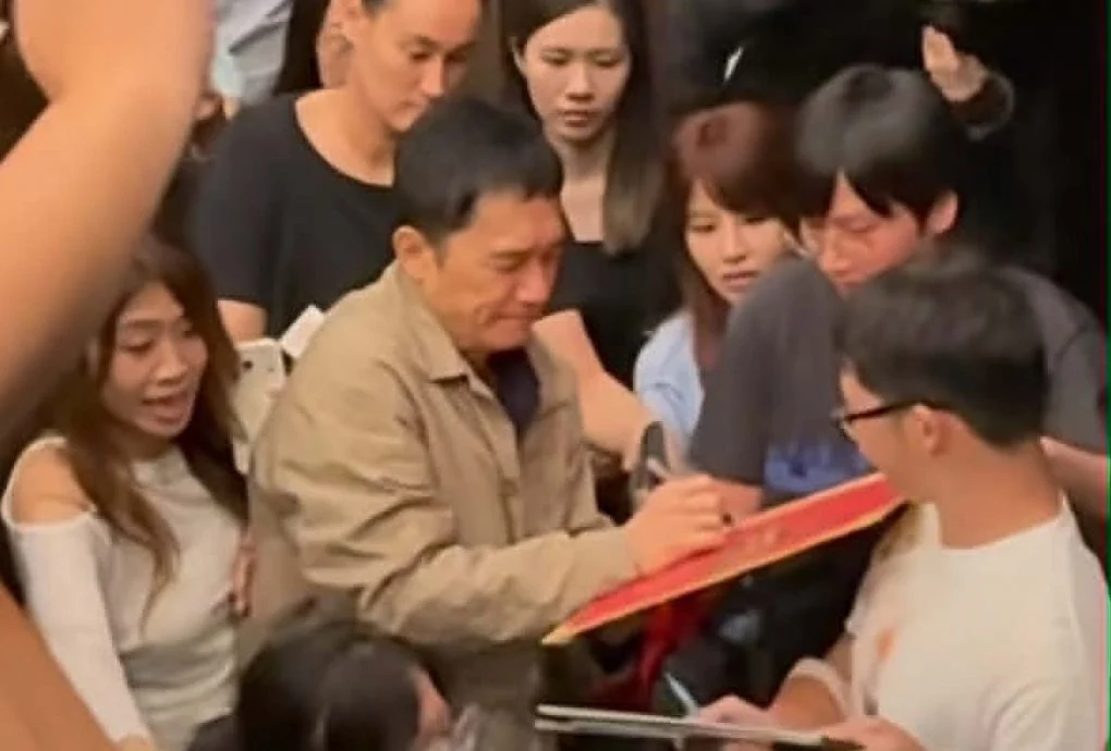 梁朝伟香港谢票疑生意外 “惊慌”逃脱表情全被拍