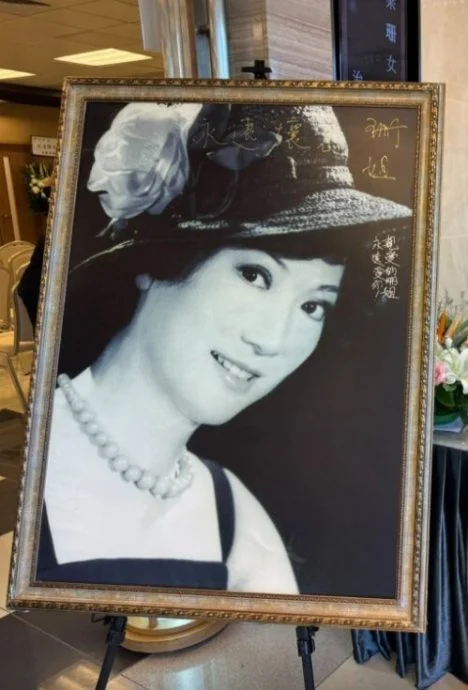 梁珊设灵 成龙刘德华送花牌致哀
