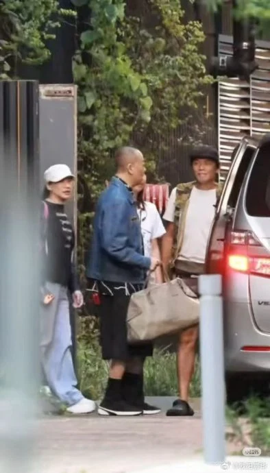 欧阳震华加盟《狩谎》 抢先剧组以“饭制”海报官宣