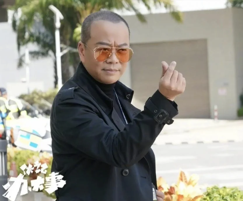 欧阳震华加盟《狩谎》 抢先剧组以“饭制”海报官宣