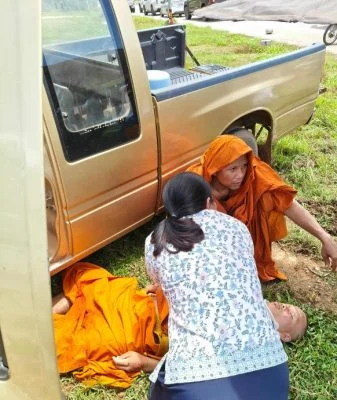 泰国10死车祸多名僧侣倒地 女护士破佛教禁忌施救