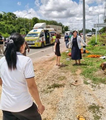 泰国10死车祸多名僧侣倒地 女护士破佛教禁忌施救