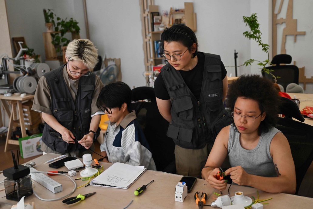 渴望自立自强独居女性日增|中国全女班维修工赋能女性、打破行业性别刻板印象