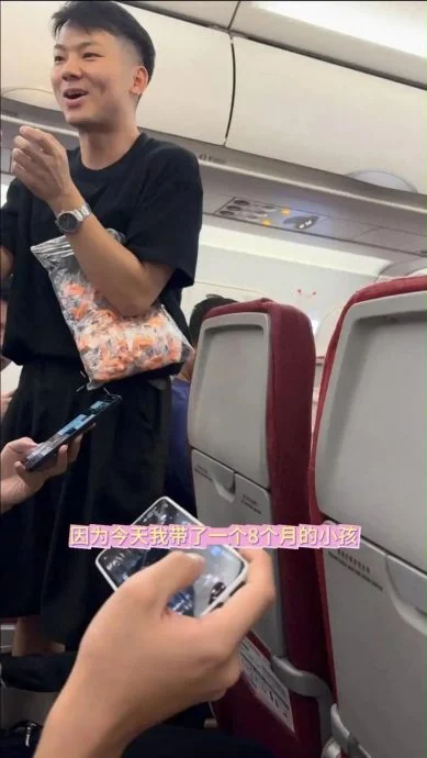 爸爸怕8个月宝宝哭闹扰人 带100副耳塞登机暖翻全机