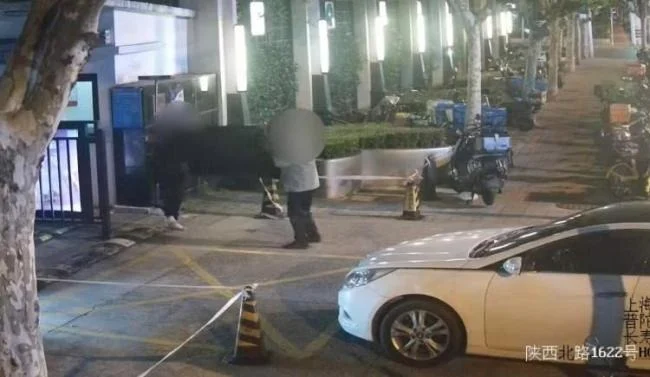 狂掷数十万打赏主播致囊中羞涩 上海男子雇锁匠盗窃邻居家“补血”
