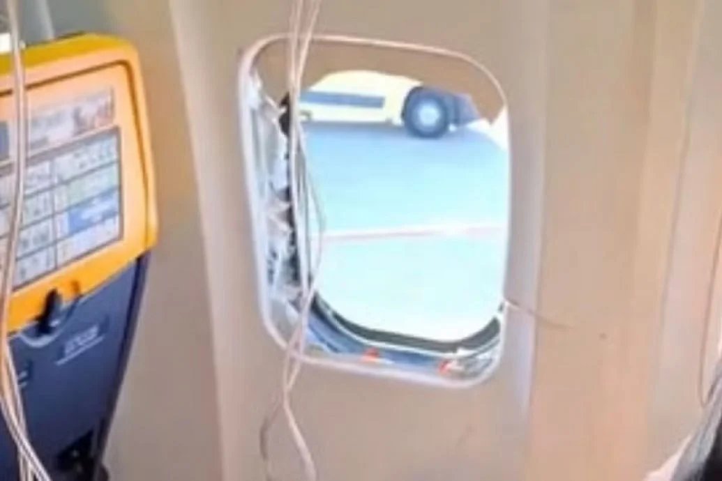 瑞安航空飞机窗户空中“脱落” 一乘客险被吸出机外