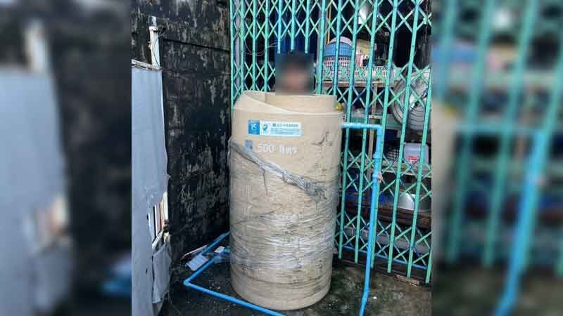 男子烂醉回家 储水箱内站著睡