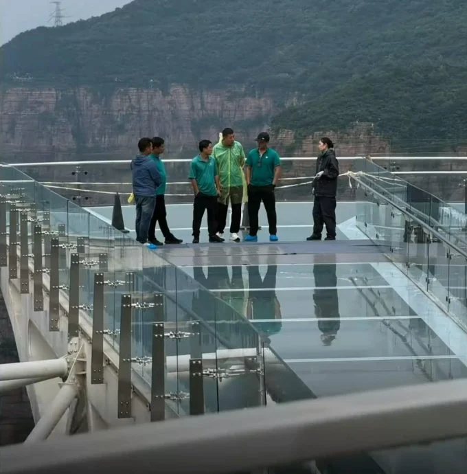 男童雨伞“一击敲裂”观景台! 河南5A景区紧急疏散封闭